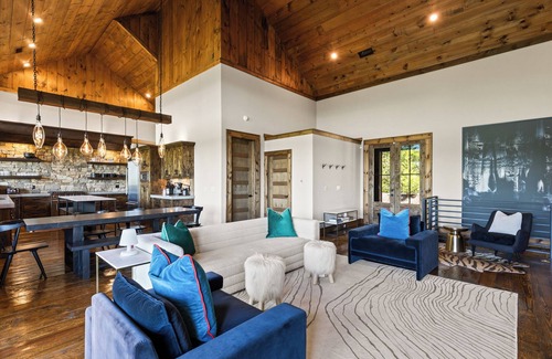 Morganton Cabin | Highland Red House: Immaculate Chalet with Mountain Views