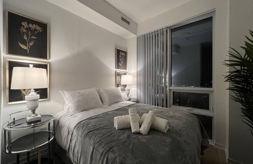 St. Lawrence Condo | Lakefront Executive Penthouse with Family-Friendly Amenities
