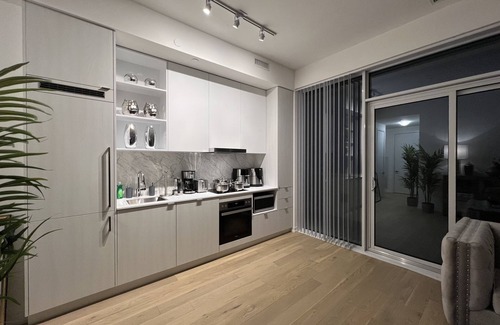 St. Lawrence Condo | Lakefront Executive Penthouse with Family-Friendly Amenities