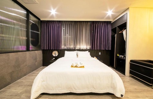 Jinju Hotel | Discover Epoche Hotel: Family-Friendly with Hot Tub & Breakfast