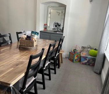 Crich House | Pet-Friendly Epworth Cottage: Rated 9.3/10 by Guests