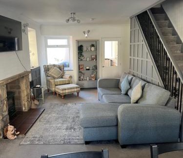 Crich House | Pet-Friendly Epworth Cottage: Rated 9.3/10 by Guests