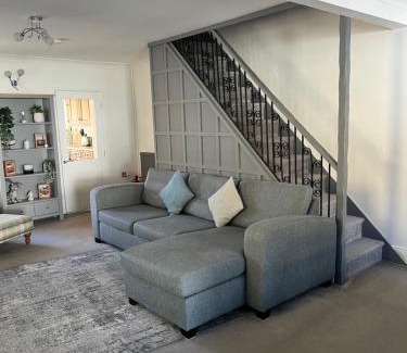 Crich House | Pet-Friendly Epworth Cottage: Rated 9.3/10 by Guests