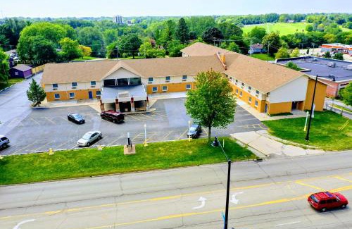 Rockford Hotel | Comfortable Stay at Equality Inn with Hot Tub & Breakfast