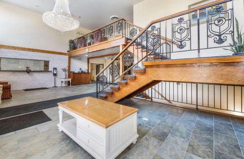 Rockford Hotel | Comfortable Stay at Equality Inn with Hot Tub & Breakfast