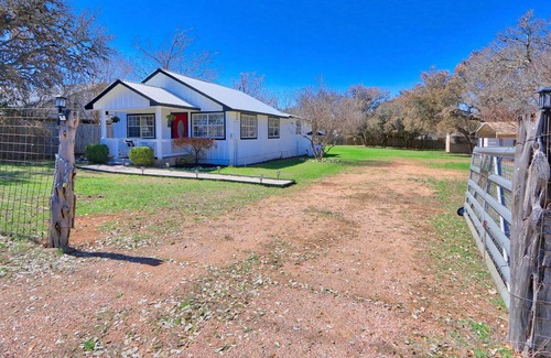 Johnson City House | Equilibrium - Close to wineries with Hot tub!