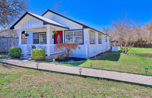 Johnson City House | Equilibrium - Close to wineries with Hot tub!