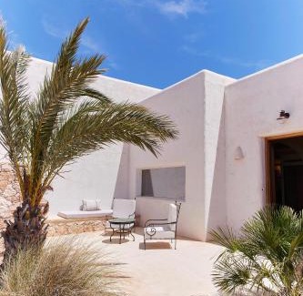 Gafares Hotel | Discover EQUILICUÁ: Oceanfront Bliss with Pool Access