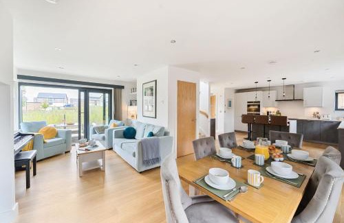 Holworth House | Discover Equinox: Family-Friendly Retreat with Private Pool