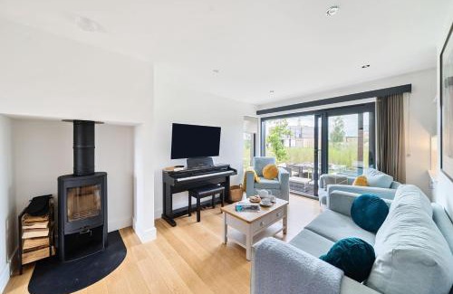 Holworth House | Discover Equinox: Family-Friendly Retreat with Private Pool