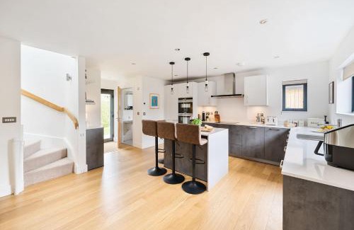 Holworth House | Discover Equinox: Family-Friendly Retreat with Private Pool