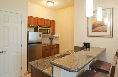 Lafayette Condo | Equipped Suite with Breakfast, Pool & Hot Tub Access