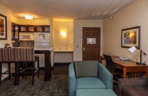 Northwest Colorado Springs Condo | Comfortable Suite with Seasonal Pool Access and Business Center