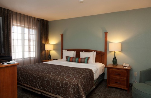 Northwest Colorado Springs Condo | Comfortable Suite with Seasonal Pool Access and Business Center