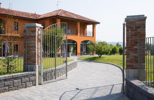 Cazzago Brabbia Hotel | Discover Equirelais: Pet-Friendly Stay with High Ratings