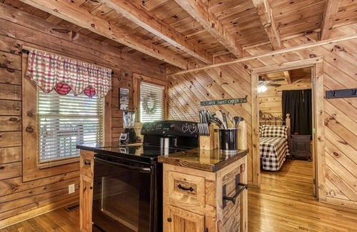 Pigeon Forge Cabin | Smoky Mountain Escape: Family-Friendly Cabin Near Town