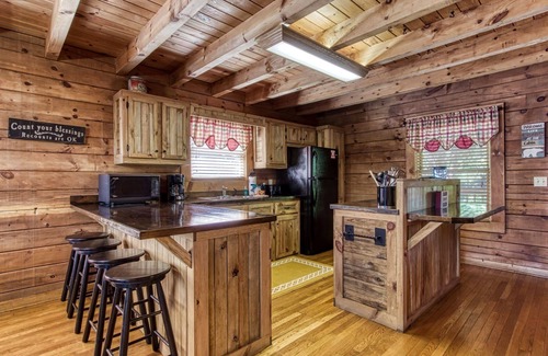 Pigeon Forge Cabin | Smoky Mountain Escape: Family-Friendly Cabin Near Town