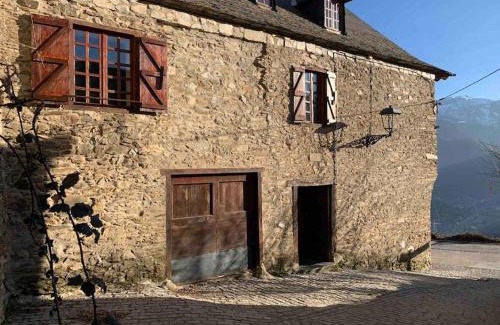 Mont House | Experience Comfort at La Antigua Rectoría, 4-Star Family Haven