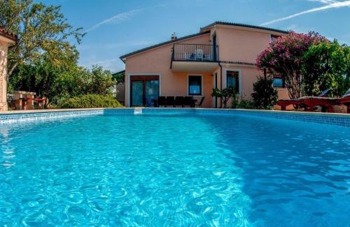 Liznjan House | Spacious Ground Floor Apartment for 7-8 Guests with Pool