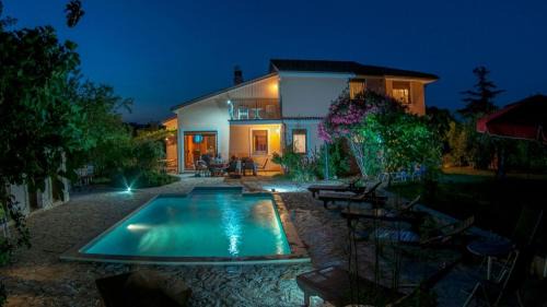 Liznjan House | Spacious Ground Floor Apartment for 7-8 Guests with Pool