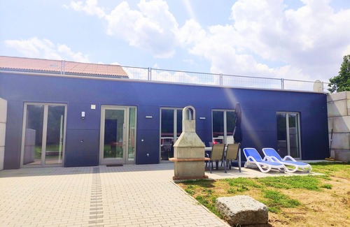 Wiesentheid Apartment | Exceptional Erdhausapartment West with Pool and Lake Views