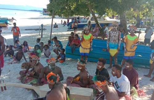 Mansuar Island House | Erens Guest House: Beachfront Escape with Ocean Views