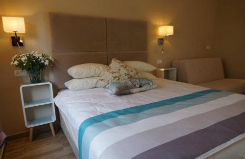 Tze'elim Hotel | Discover Eretz Zeelim: Family-Friendly with Pool & Hot Tub