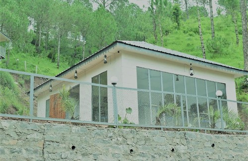 Kumarhatti Hotel | Erica Hills Resort: Family-Friendly Getaway with Breakfast