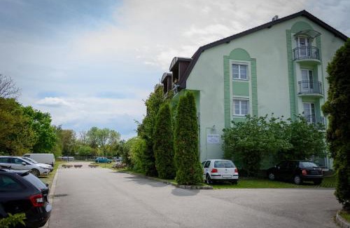 Sarvar Apartment | Erika Apartman: Pet Friendly with a 9.4/10 Guest Rating