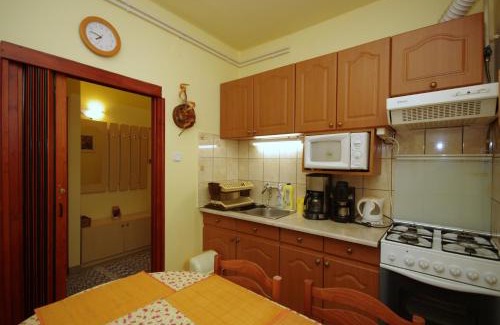 Gyula Apartment | Erika Apartmanház: Guest Rated 9.2 with Family-Friendly Amenities