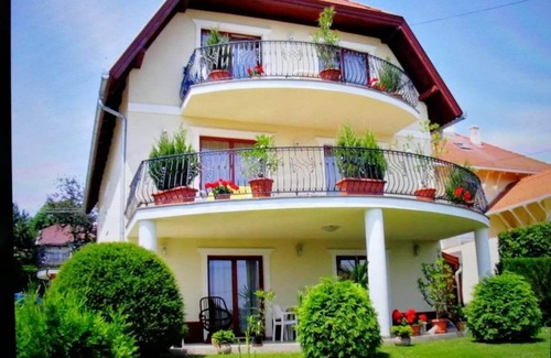 Heviz Apartment | Erika Apartmanházak: Family-Friendly Retreat with Spa & Pool