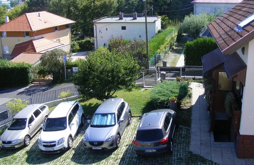 Heviz Apartment | Erika Apartmanházak: Family-Friendly Retreat with Spa & Pool