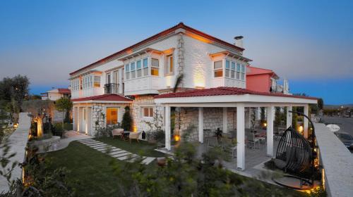 Alacati Hotel | Tranquil Eritrina Alacati: Oceanfront Pool & Dining Awaits