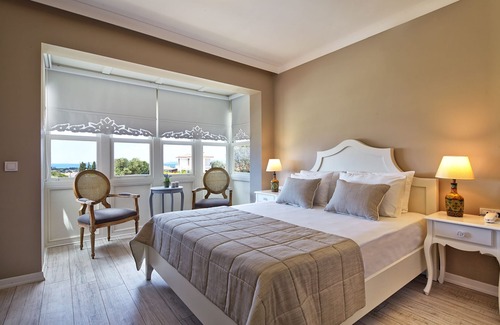 Alacati Hotel | Experience Elegance at Eritrina Otel with Pool & Dining