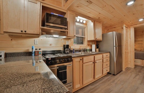 Lookout Valley Neighborhood Association Apartment | Ernie Cabin: Private Spa Retreat Near Southside Attractions