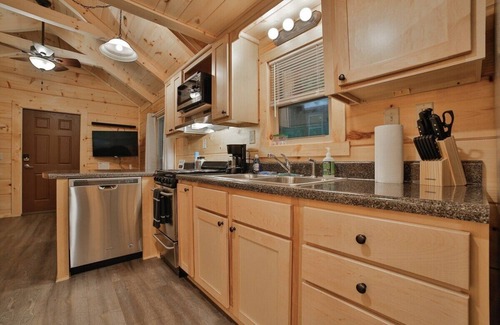 Lookout Valley Neighborhood Association Apartment | Ernie Cabin: Private Spa Retreat Near Southside Attractions