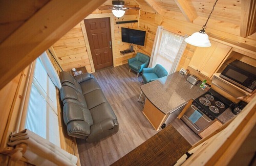Lookout Valley Neighborhood Association Apartment | Ernie Cabin: Private Spa Retreat Near Southside Attractions
