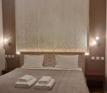 Loutraki Apartment | Cozy Erodios Guesthouse: Child-Friendly with Hot Tub
