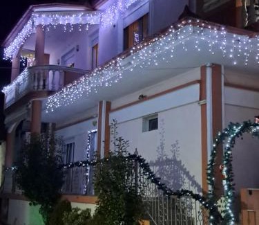 Loutraki Apartment | Cozy Erodios Guesthouse: Child-Friendly with Hot Tub