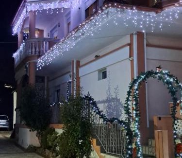 Loutraki Apartment | Cozy Erodios Guesthouse: Child-Friendly with Hot Tub