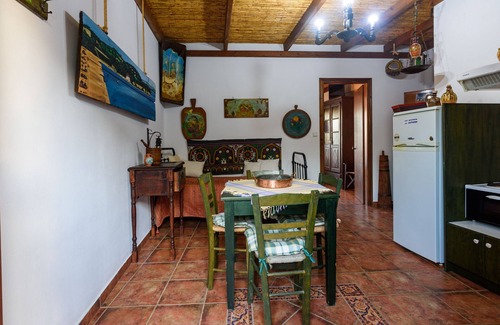 Koroni Apartment | Cozy Eros: Panoramic Sea Views & Family-Friendly Amenities