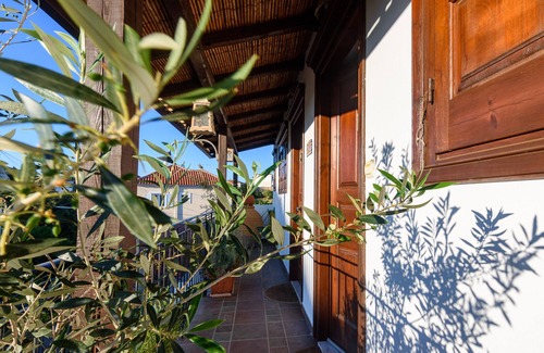 Koroni Apartment | Cozy Eros: Panoramic Sea Views & Family-Friendly Amenities