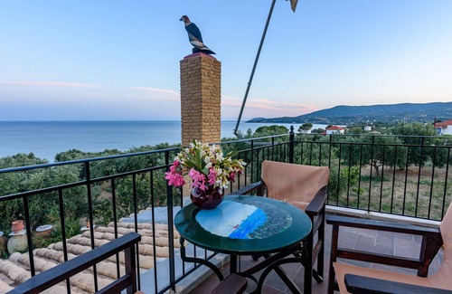 Koroni Apartment | Cozy Eros: Panoramic Sea Views & Family-Friendly Amenities