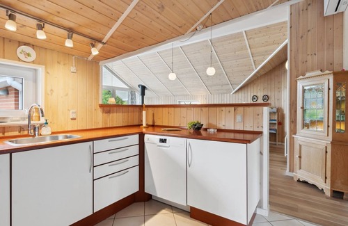 Jegum House | Oceanfront Retreat - Relax 10km from the Sea