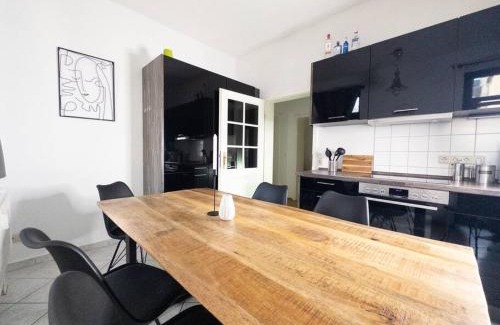 Gohlis Apartment | Stylish 3-Bedroom Apartment in a Pet-Friendly Escape