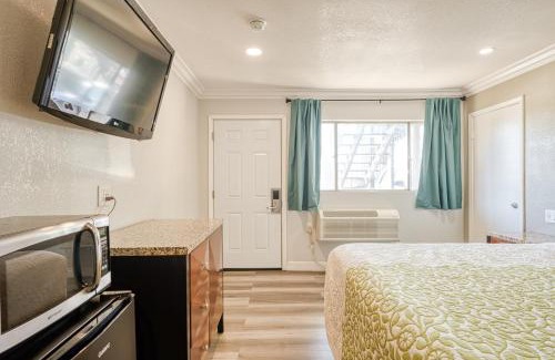 Mojave Hotel | Cozy ERTH INN by AGA - Pet-Friendly Stay in Mojave