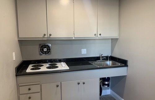 Mojave Hotel | Budget-Friendly ERTH INN by AGA with Breakfast & Kitchen