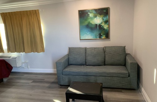 Mojave Hotel | Budget-Friendly ERTH INN by AGA with Breakfast & Kitchen