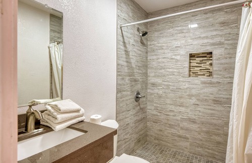 Mojave Hotel | Budget-Friendly ERTH INN by AGA with Breakfast & Kitchen