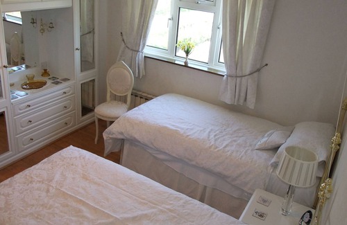 Newgale Bed & Breakfast | Relax at Erw-lon Farm: Guest Rated 9.8 with Pool & Breakfast